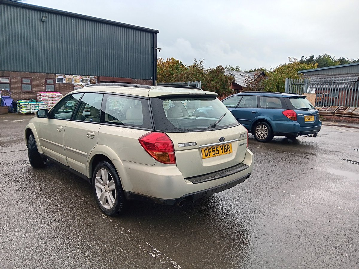 The people you bump into down the builder's yard. The blue one "only" has 175k on it, as opposed to the 205k on mine 🤷🏼