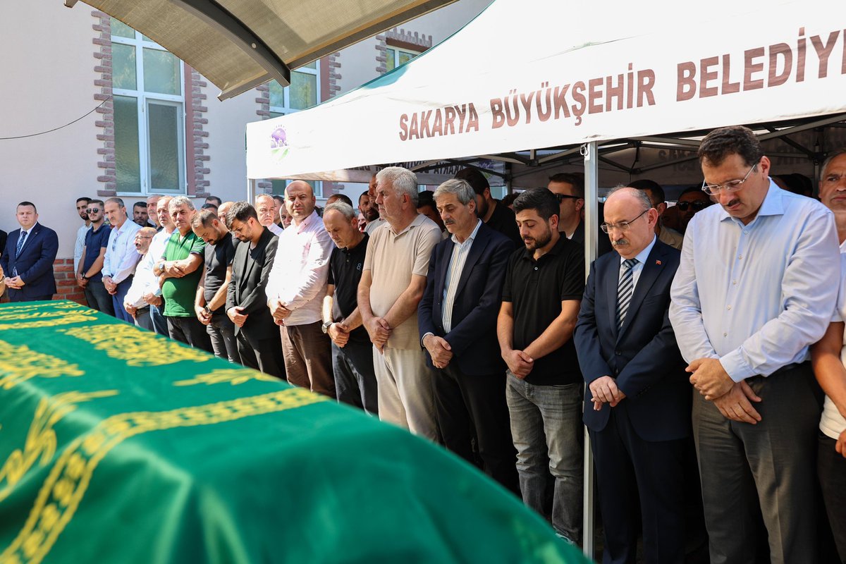 sbYusufAlemdar's tweet photo. Can kardeşim Halim Kara'yı son yolculuğuna uğurladık. 
Ailesine ve geride bıraktıklarına sabrı cemil niyaz ediyorum. https://t.co/VzGpxzjici