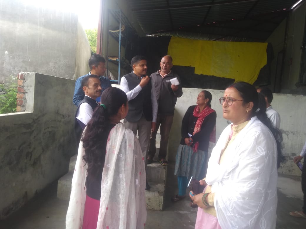 KotRduk's tweet photo. Today # physical inspection of kot block and mushroom growth centr by CDO sir pauri. A review of block work # and reap and nrlm work was also undertaken by CDO sir. All block # reap # nrlm team was present during the meeting. https://t.co/9Rg47rQ3iy