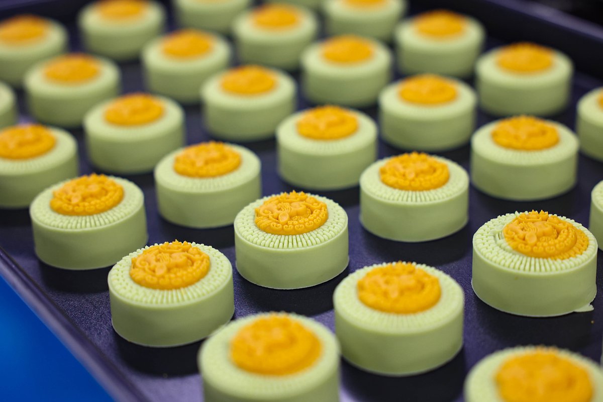 ChinaDaily's tweet image. As the Mid-Autumn Festival approaches, people from outside Huangzhuang village in Hebei province have been busy lining up to buy #mooncakes while locals have been working to make or sell the tasty treats. bit.ly/3XGubQL