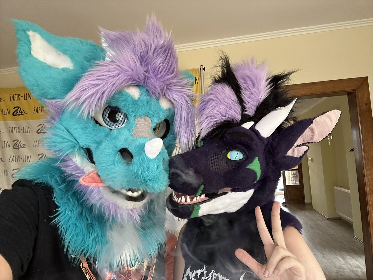 fluffydergvaler's tweet photo. #FursuitFriday Daddyderg and The Queen of Dragons 🫶🏻🐉🐲 @freyastic 
fursuit’s by.: @RatNest13 &amp; @C1nnamon_Bear &amp; me 
#selfie https://t.co/nwSHrxLA34