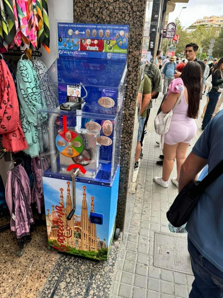Elongando's tweet photo. Localizada la máquina de #monedaselongadas B-035 muy cerca del templo de la Sagrada Familia. Está en la misma ubicación donde tenemos catalogada la B-030 y tal vez sustituye a esta última, aunque aún no lo hemos comprobado. Seguimos #elongando 

#barcelona 
#sagradafamilia https://t.co/GcR1rftZbh