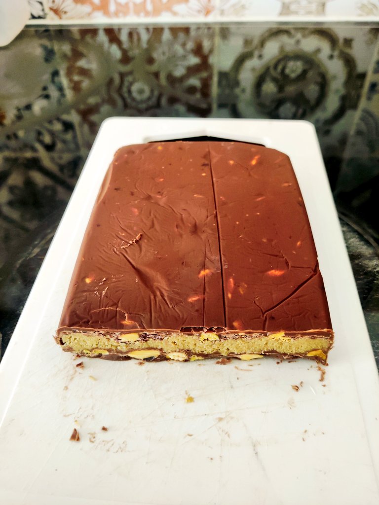 Banananases's tweet photo. Na veel oefenen met verhoudingen en chocolade en pistache en tahin nu dan toch een heerlijke #dubaibar weten te produceren 💪🏼🤤 #kadayif #pistache #dubai #chocolade https://t.co/NIf0dYj51N