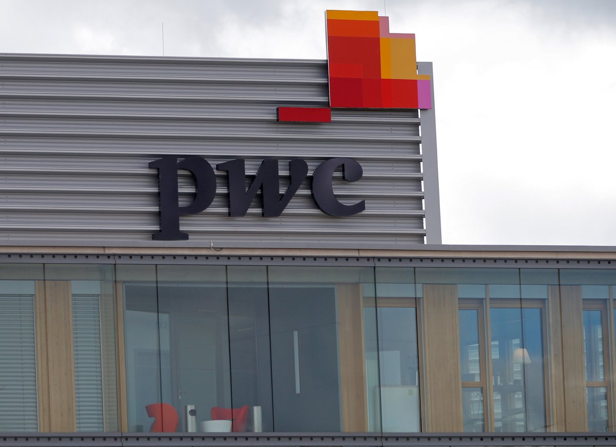 shanghaidaily's tweet image. Accountancy giant PwC was banned in China Friday for six months and slapped with a fine of US$62.2 million over problems with its audit of beleaguered property company Evergrande. shine.cn/biz/company/24… #PwC #Evergrande
