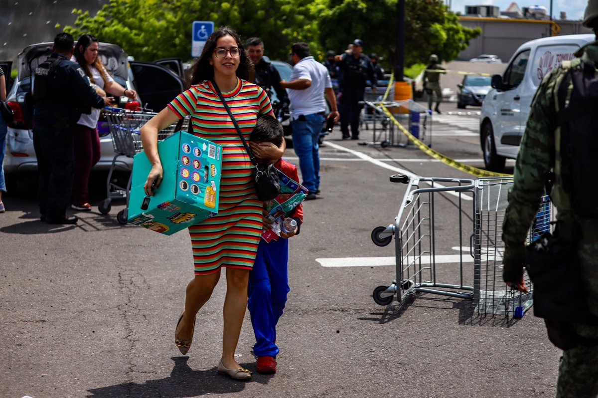 jcromero's tweet photo. La foto de la semana, si no es que del mes. Una mujer le cubre los ojos a su hijo para que no vea lo que ha dejado la escalada de violencia en Culiacán.
📸 Iván Medina/Agencia 24mm https://t.co/3pJnWEZtxn