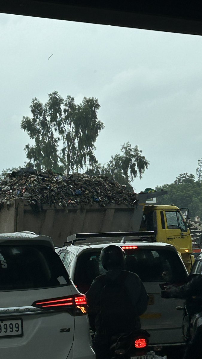 jayashar's tweet photo. This open garbage truck was at Rajiv Chowk this morning around 9:30 am @MunCorpGurugram @OfficialGMDA 
1. Is it supposed to take garbage open like this 
2. Does it need to roam around freely during peak office hours

Who is accountable &amp; where is governance? https://t.co/fzHGp4edsQ