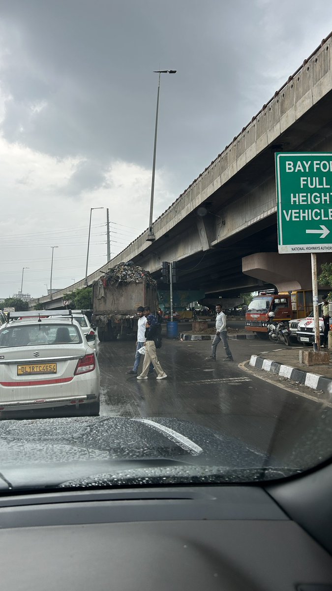 jayashar's tweet photo. This open garbage truck was at Rajiv Chowk this morning around 9:30 am @MunCorpGurugram @OfficialGMDA 
1. Is it supposed to take garbage open like this 
2. Does it need to roam around freely during peak office hours

Who is accountable &amp; where is governance? https://t.co/fzHGp4edsQ