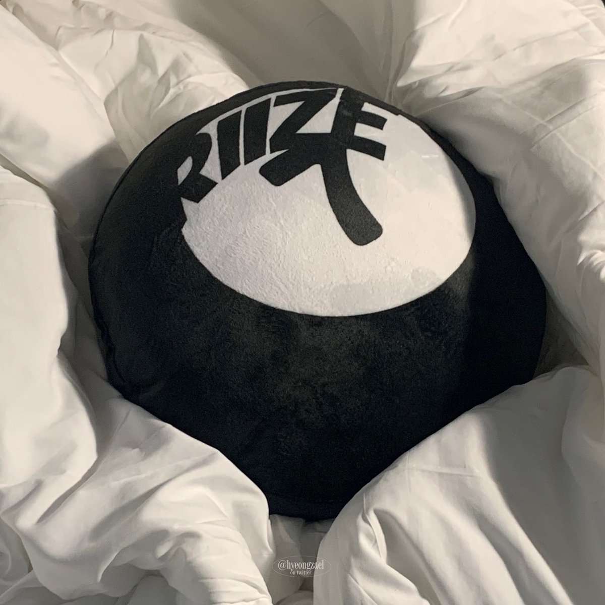 knnho_'s tweet photo. GIVEAWAY!
- RIIZE pillow (1), Id holder RIIZE (2)
- Id photo riize (2), Love Youth pc holder (1)
Total 6 winner

rules:
- rt and like this twt 
- follow me &amp; ig @/ellstudi0 
- drop proof

End 14 Sep, Good luck! https://t.co/JZf6f6Fmpc