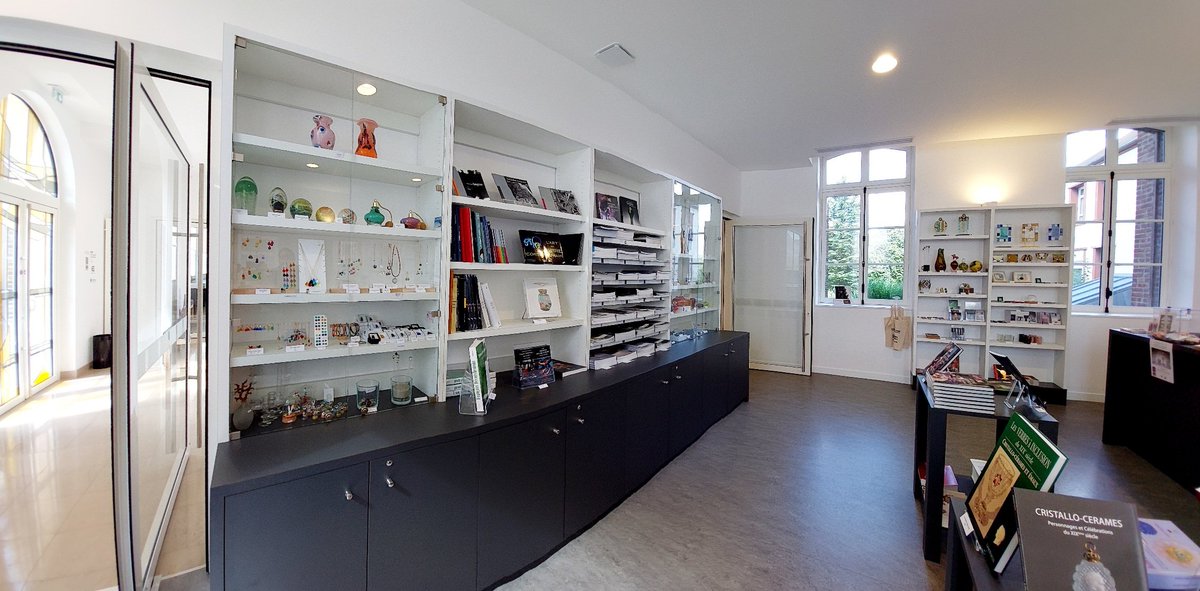 La boutique du Musée du Verre François Décorchemont s'agrandit et vous propose davantage de livres, de goodies, de verreries et de bijoux. Alors, profitez-en, vous y trouverez sûrement un petit cadeau à faire, ou à vous faire 😘