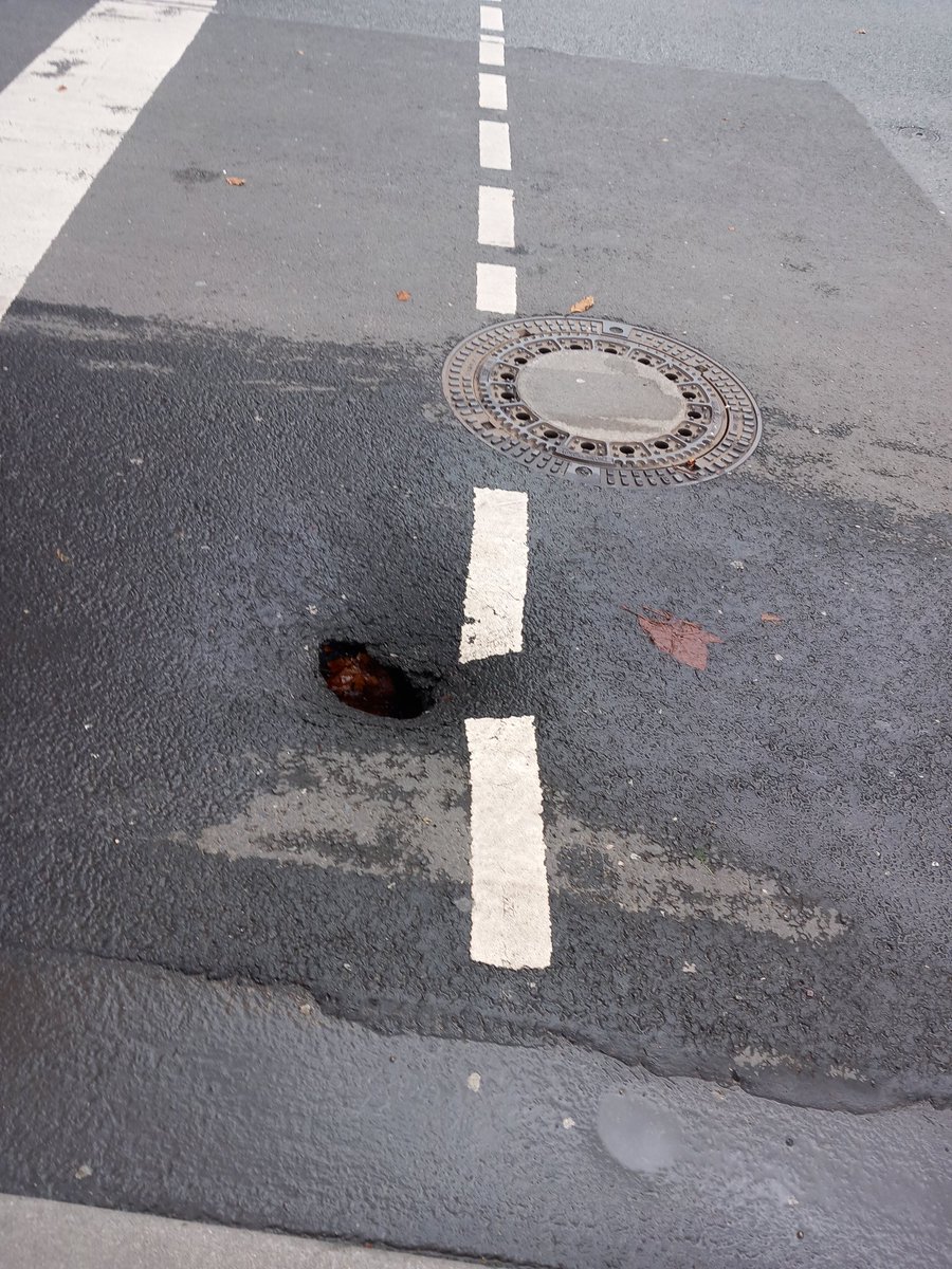 Wer in diese Falle tritt hat schlechte Karten <a href="/Stadt_FFM/">Frankfurt am Main</a> Ecke Weissfrauenstrasse/Seckbächer Gasse!