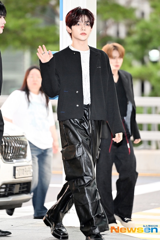📰 [INFO] 240913 — #ZHANGHAO Airport Departure to Los Angeles Articles

"CG-like face which feels like it has been drawn"
"The more you look, the more handsome he gets"
"The visual that needs to go to Milan Fashion Week immediately"

🔗 topstarnews.net/news/articleVi…
🔗