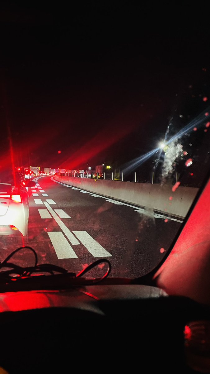 中央道上り330キロポストより渋滞中、参ったな

この先通行止めかいな