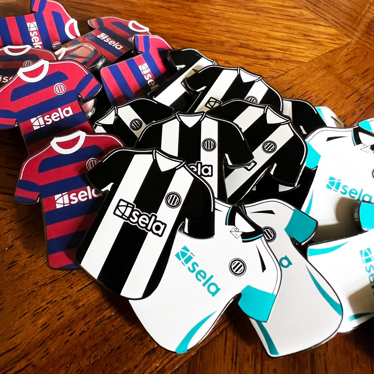 Magpin1's tweet image. Reminder that the brand new kit pin badges go on sale TONIGHT @ 6pm!

For your chance to win one of EACH badge, simply;

- Retweet this tweet 🔁
- Follow @Magpin1 ✅

Winner announced shortly before 6pm tonight. Good luck! #NUFC

magpinbadges.bigcartel.com