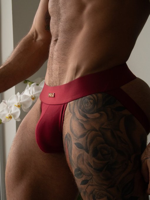 1 pic. Vulgar 2 Red 
.
https://t.co/aOMaL5X6MP https://t.co/qZ1elB8h1F
