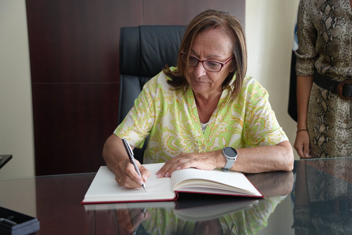 aytovvaserena's tweet photo. La científica Pilar Santisteban Sanz firma en el Libro de Honor del Ayuntamiento de Villanueva de la Serena antes de recibir en la tarde de este viernes la Medalla de Villanueva de la Serena, en un acto institucional que tendrá lugar en el Palacio de Congresos. https://t.co/0L4D9QBpNC