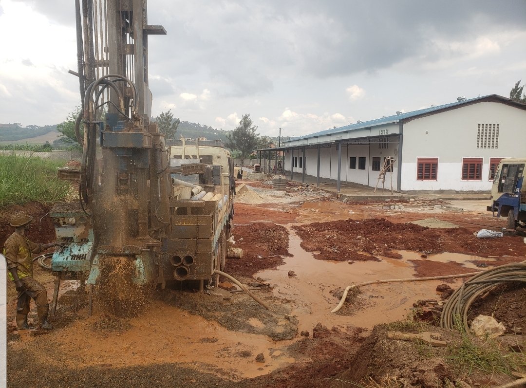 AquiferHub's tweet photo. This is a 10 cubic/hr borehole being drilled by the Aquifer Hub team at Avogold Agro processing plant in Njeru. 

The company deals in adding value to hass avocado to produce oil. And the borehole will be providing water to the plant. https://t.co/1raNF5kiY5