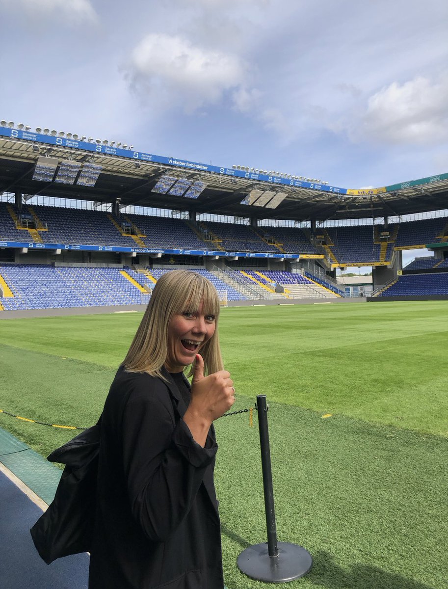 Til møde på Brøndby Stadion i arbejdssammenhæng. 
Brøndby-medarbejder: ‘Vil I lige en tur i spillertunnel og ned på banen?’
Stine: