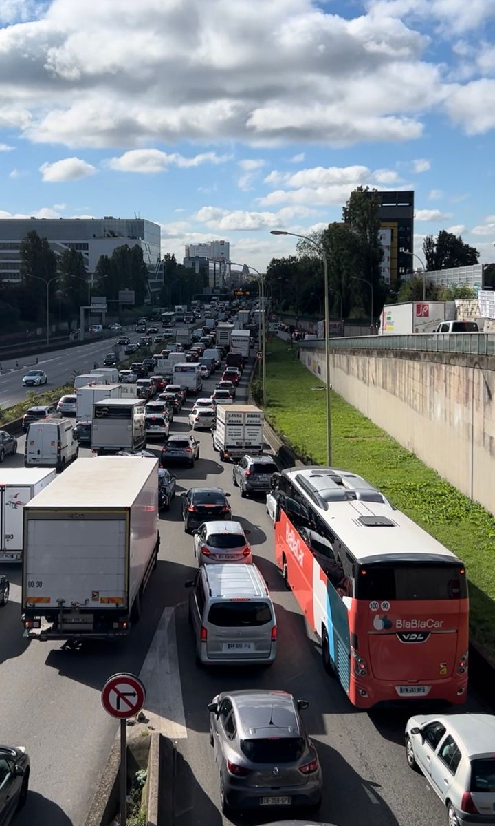 Conf de presse des élu-es écologistes de Paris, Région et Métropole, à la Porte de Bagnolet pr rappeler que la baisse de la vitesse à 50km/h sur le #périph est une mesure de
❎santé publique
❎sociale
❎d’intérêt générale pour améliorer les conditions de vie des habitant-es 🧶⬇️