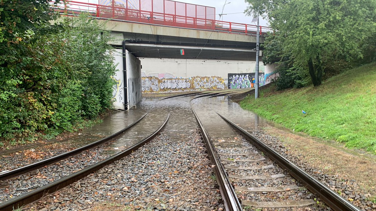DPMBofficial's tweet photo. Díky hasičům, kteří od rána odčerpávají vodu, můžeme obnovit provoz do Modřic. Předpokládáme, že tento podjezd bude zítra opět problematický. V případě nutnosti bychom přijali stejné opatření jako dnes, tedy kyvadlovou linku mezi Ústředním hřbitovem a Modřicemi, Tyršova. #DPMB https://t.co/WfRkRdzM1a