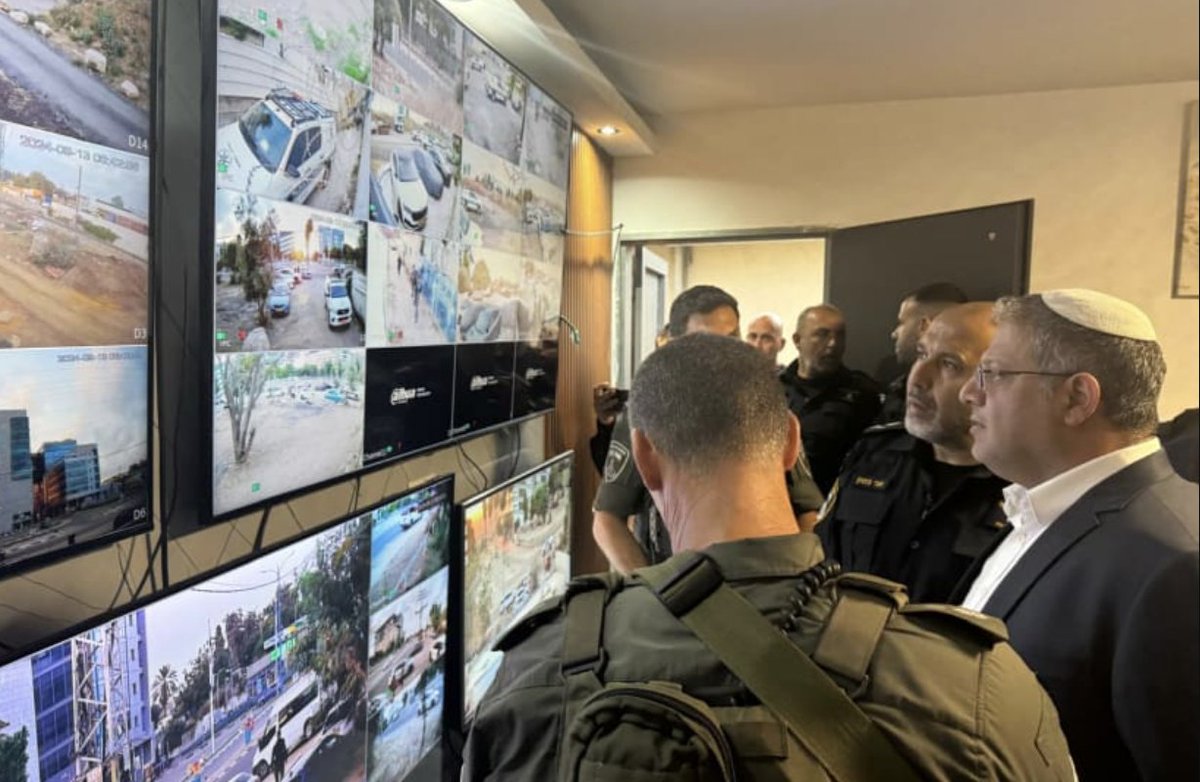 unidosxisrael's tweet photo. Ben-Gvir lidera una redada masiva contra el crimen tras un ataque mortal en #Ramle
“La tarea aquí no es fácil; hay capas y capas de focos delictivos. Nuestra misión es simplemente cortarles la cabeza”, dijo Ben Gvir.
https://t.co/4AMExYFfty https://t.co/EHeIsrV7IN