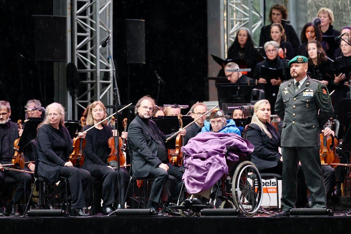 What a memorable evening at the Netherlands American Cemetery in Margraten #LiberationConcert in honor of the men and women who courageously fought for our freedom 🇺🇸🇳🇱. Thank you <a href="/philzuid/">Philzuid</a>, @brabantkoor and @suussegers for your wonderful musical performances, and to all the