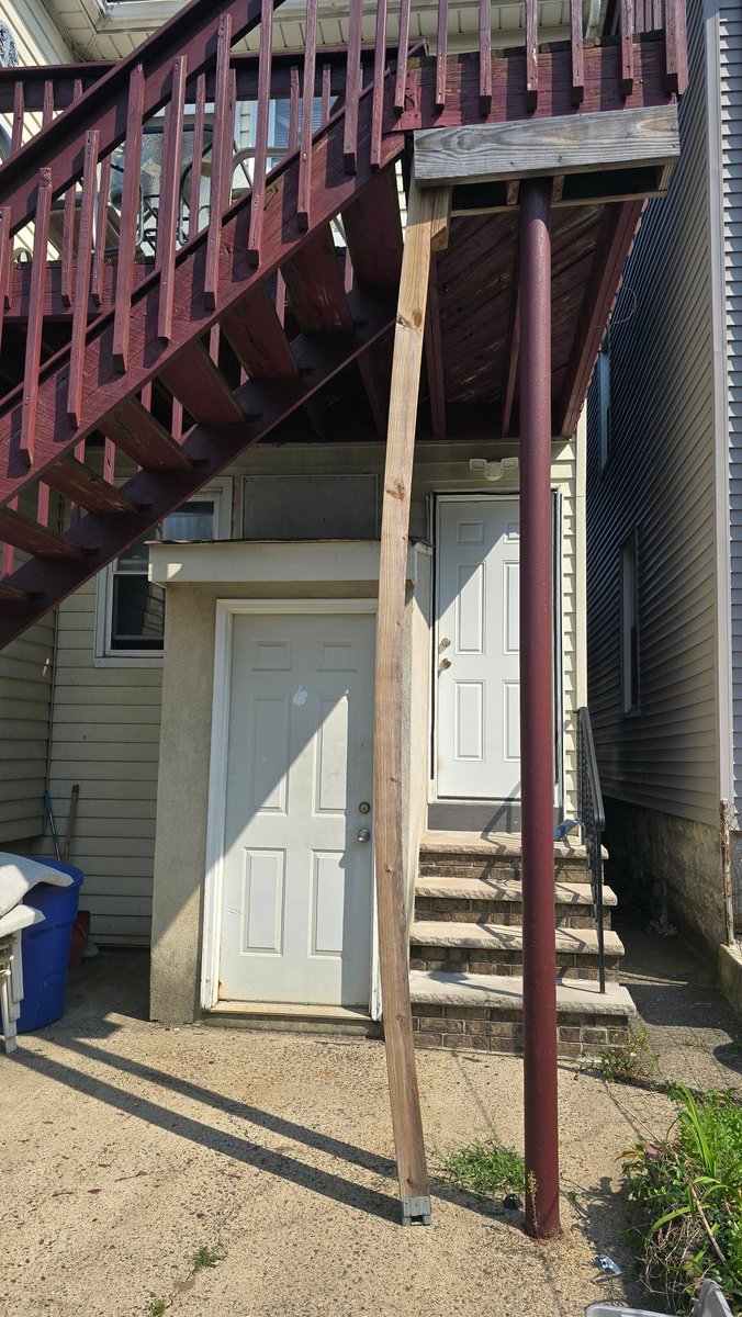 JoeCharlesNJ's tweet image. That beam is working overtime!

#supportbeam #diy #constructionfail