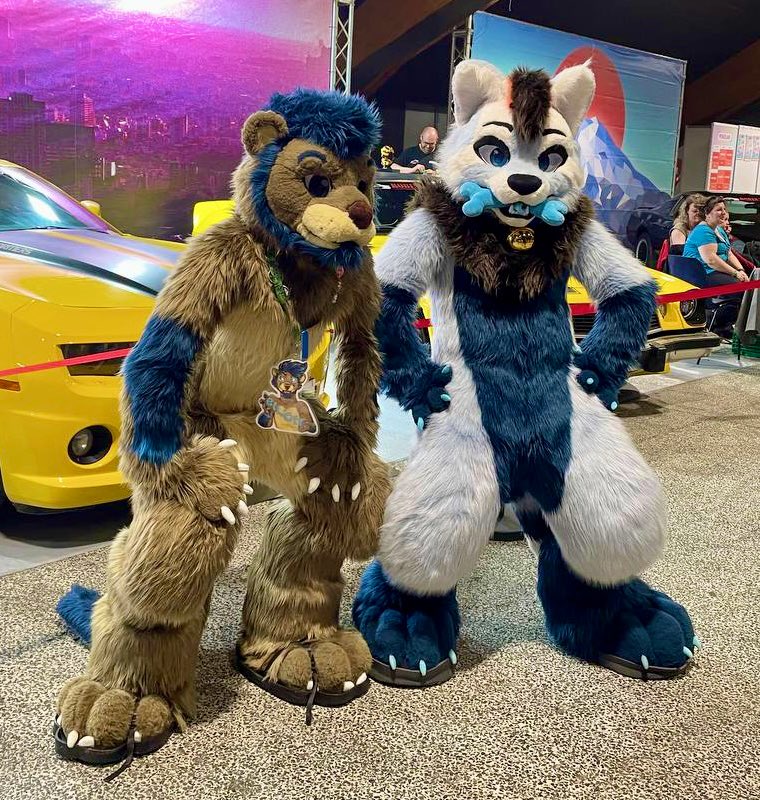 J’ai trouvé un <a href="/revaan01/">Starfi ✨</a> sauvage 

#FursuitFriday