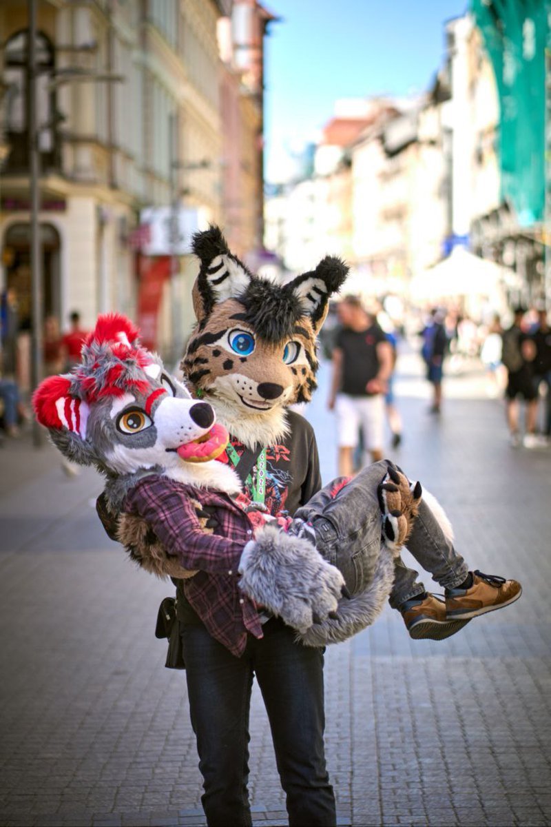<a href="/MiloBlackstar/">Milo Blackstar</a> steal donut 🍩
So I steal him 😁

#FursuitFriday #furry #fursuiter