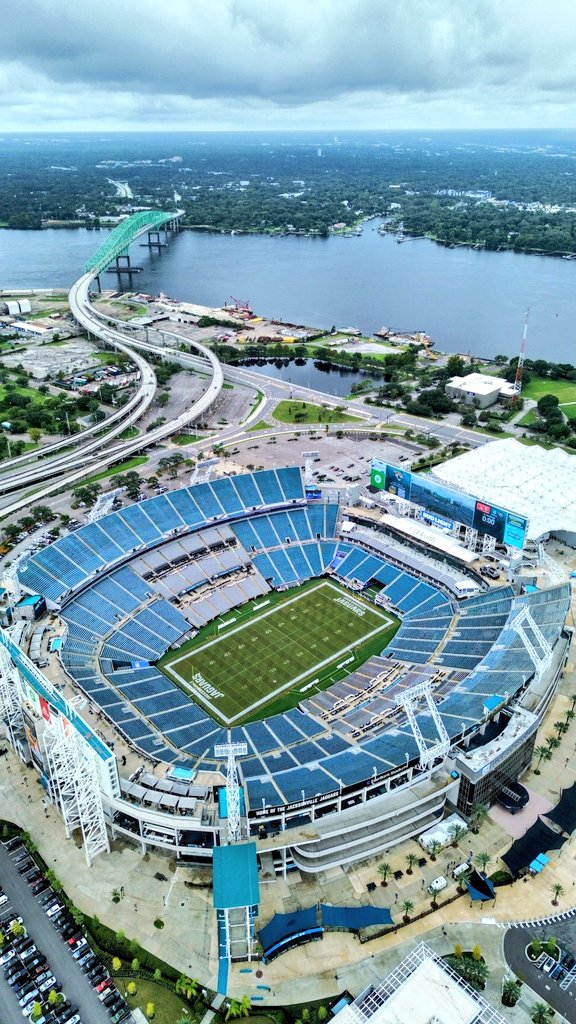 Jrnedrow1's tweet photo. The @Jaguars rebranded their stadium for there first home game of the @NFL season against the Cleveland Browns this weekend to TrEverBank Stadium.
#Jacksonville #Duval #NFL #ESPN #photography #photographer #drones https://t.co/d3KVhOdjfH