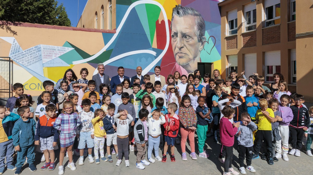 Avilared's tweet photo. Fernández Mañueco inaugura el curso escolar en Castilla y León desde Fontiveros

https://t.co/J2RvEWIoZE https://t.co/AsvaIEzLzc