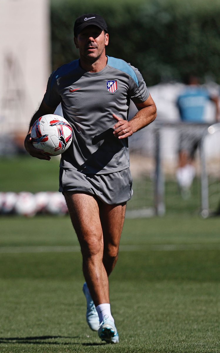 Diego Pablo Simeone (@simeone) on Twitter photo Hoy hace 37 años que debuté como jugador en el fútbol profesional. Aquel 13 de septiembre de 1987 queda ya lejano, pero desde entonces el fútbol ha sido mi manera de vivir, mi manera de sentir y mi forma de expresarme.
El fútbol me ha enseñado un camino para ver la vida basado Hoy hace 37 años que debuté como jugador en el fútbol profesional. Aquel 13 de septiembre de 1987 queda ya lejano, pero desde entonces el fútbol ha sido mi manera de vivir, mi manera de sentir y mi forma de expresarme.
El fútbol me ha enseñado un camino para ver la vida basado