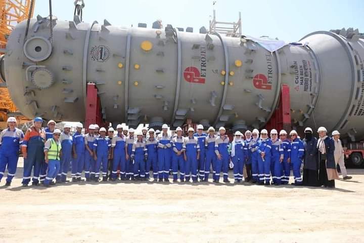 - تحت شعار صنع فى #مصر 🇪🇬.. شركة السويس للبترول تستقبل المعدات الاستاتيكية العملاقة الخاصة بمشروع مجمع التفحيم الجديد

فى إطار استكمال مراحل تنفيذ مشروع التفحيم وانتاج السولار الجديد بالشركة،   تم نقل وتركيب المعدات الاستاتيكية العملاقة بموقع المشروع وتشمل برج التقطير التفريغي (