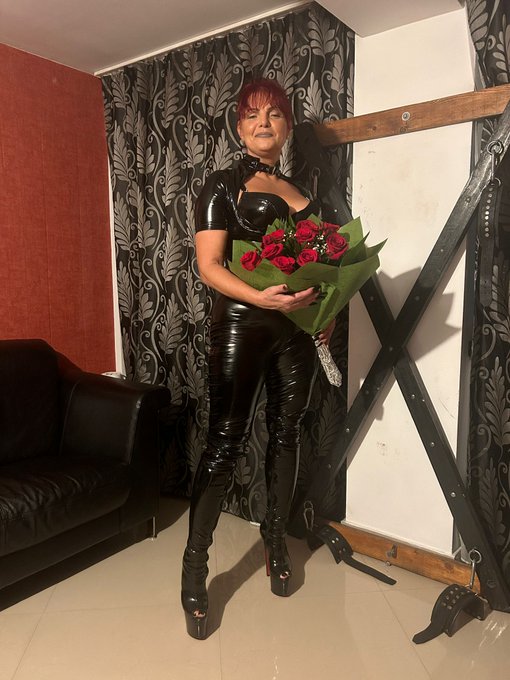 Red Roses !!! Thanks to the one who knows how to make me happy . Live your dreams, fetishes transformation<a href="/tag/afterparty"class="tags"><span>#afterparty</span></a><a href="/tag/bdsm%D9%90"class="tags"><span>#bdsmِ</span></a><a href="/tag/femdomball2023"class="tags"><span>#femdomball2023</span></a>