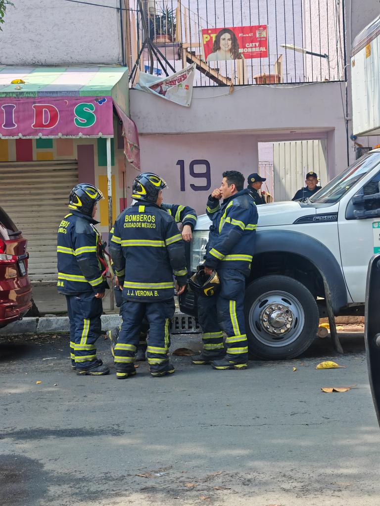 Tania_aguilarcr's tweet image. 🚨#HALLAN cadáver en estado de putrefacción en la colonia Maza, en @AlcCuauhtemocMx. Fue el fuerte olor fétido que alertó a vecinos y dieron aviso a las autoridades. Llegan @Bomberos_CDMX para retirar el cuerpo.