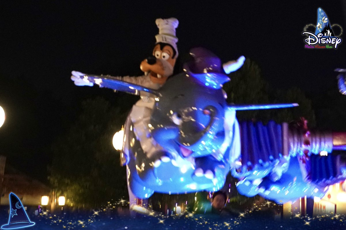 DMK_Blog's tweet photo. 🎃🏰 The first night of “Disney Halloween Time” Magic Access Night 2024 is happening now!  #Pluto and #Goofy are soaring through the skies with everyone aboard Dumbo the Flying Elephant!

#反轉迪士尼 #惡人召集反轉迪士尼 #GetIntoWicked #Disney #迪士尼 #DisneyParks #HKDL #HongKongDisneyland #HKDisneyland #香港迪士尼樂園 #ディズニー #香港ディズニーランド #홍콩디즈니랜드파크 #ฮ่องกงดิสนีย์แลนด์ #DisneyMomentsHK #DisneyHalloweenTime #HalloweenTime #MagicAccess #奇妙處處通 #布魯托 #高飛