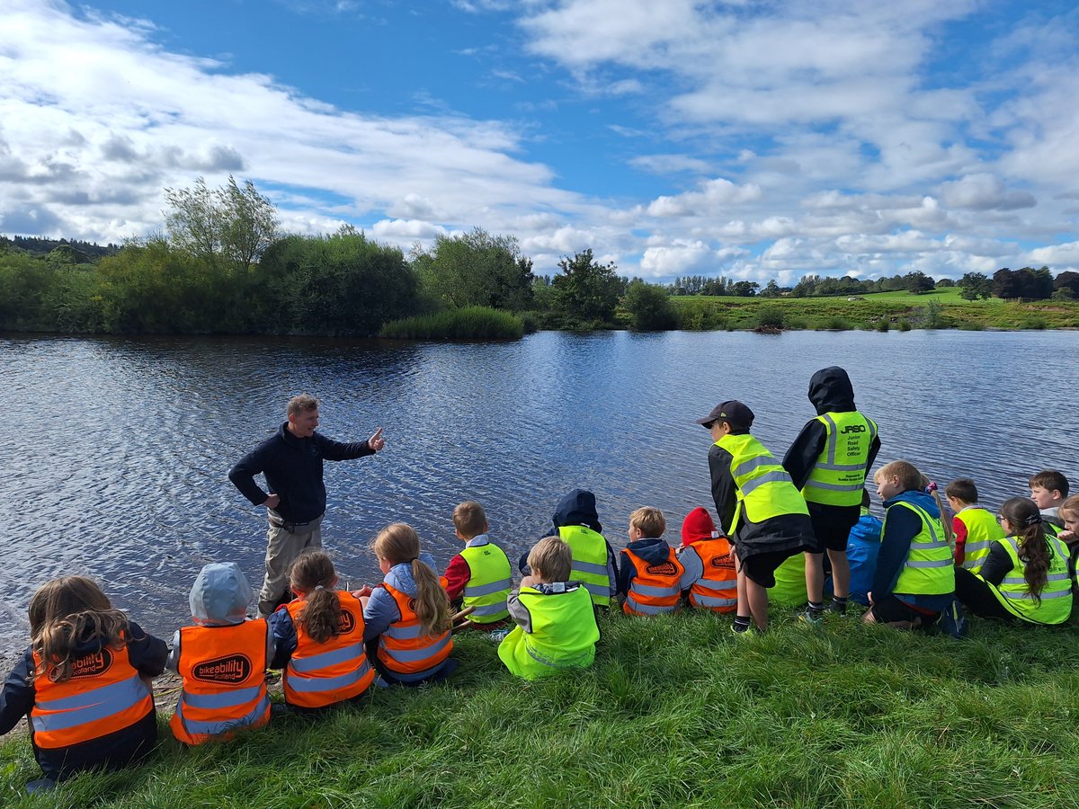 Big thanks to Ben from Tweed Foundation who joined us for a River Biodiversity session yesterday with Edenside Primary. Ben delivered amazing activities about fish and freshwater invertebrates. We also used binoculars to get a closer look at the birdlife of the Cobby🐟🦆