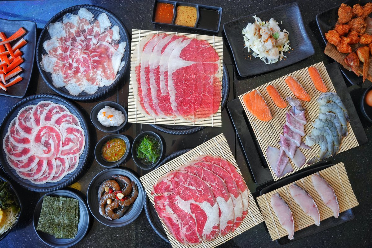 (1/5) เป็นร้านพรีเมี่ยมบุฟเฟ่ต์ ที่ได้คะแนนรีวิวจาก Google Map สูงมากกกกก ถึง 4.9 😳😳 แต่ไม่แปลกใจ เพราะปกติเป็นร้่นประจำ ที่พาแม่กับน้องสาวไปกินบ่อย ถ้าจะบอกว่าเป็น The Best Shabu ที่เคยกินมาก็ได้นะ เพราะกินมานาน และชอบจริง ดีทั้งเนื้อวากิว ปลากระพง กุ้งแกะ