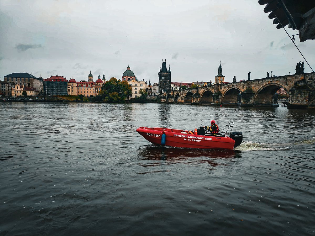 V Praze jsme připraveni✌️

➡️ aktivovali jsme dobrovolné hasiče
➡️ zavřeli jsme vrata Čertovky
➡️ monitorujeme vodní toky v Praze
➡️ pytlujeme pro městské části
➡️ stavíme protipovodňové zábrany

Chovejte se prosím zodpovědně a buďte opatrní. 

#chránímeprahu #jsmehasičiPraha