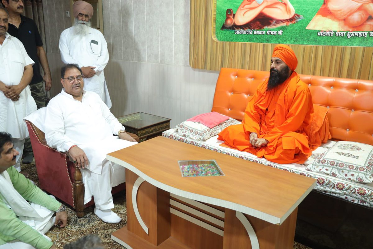 AbhaySChautala's tweet photo. आज इनेलो प्रत्याशी मास्टर गुरतेज सिंह जी के लिए कालावाली हलके में चुनाव प्रचार की शुरुवात डेरा बाबा भूमणशाह जी (संगर साधा) में पूज्य बाबा ब्रह्मदास जी से आशीर्वाद लेकर की। प्रचार अभियान में क्षेत्रवासियों का जबरदस्त समर्थन मिला, जो इनेलो के प्रति बढ़ती जनसमर्थन की एक झलक है। https://t.co/iXJVcNgxSQ