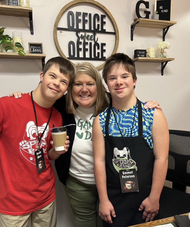 EFESSpoofhounds's tweet photo. Perks of having your office at NTS!  Love seeing these sweet faces AND their helpers! #spoofybeans https://t.co/z6OG58Jf0V