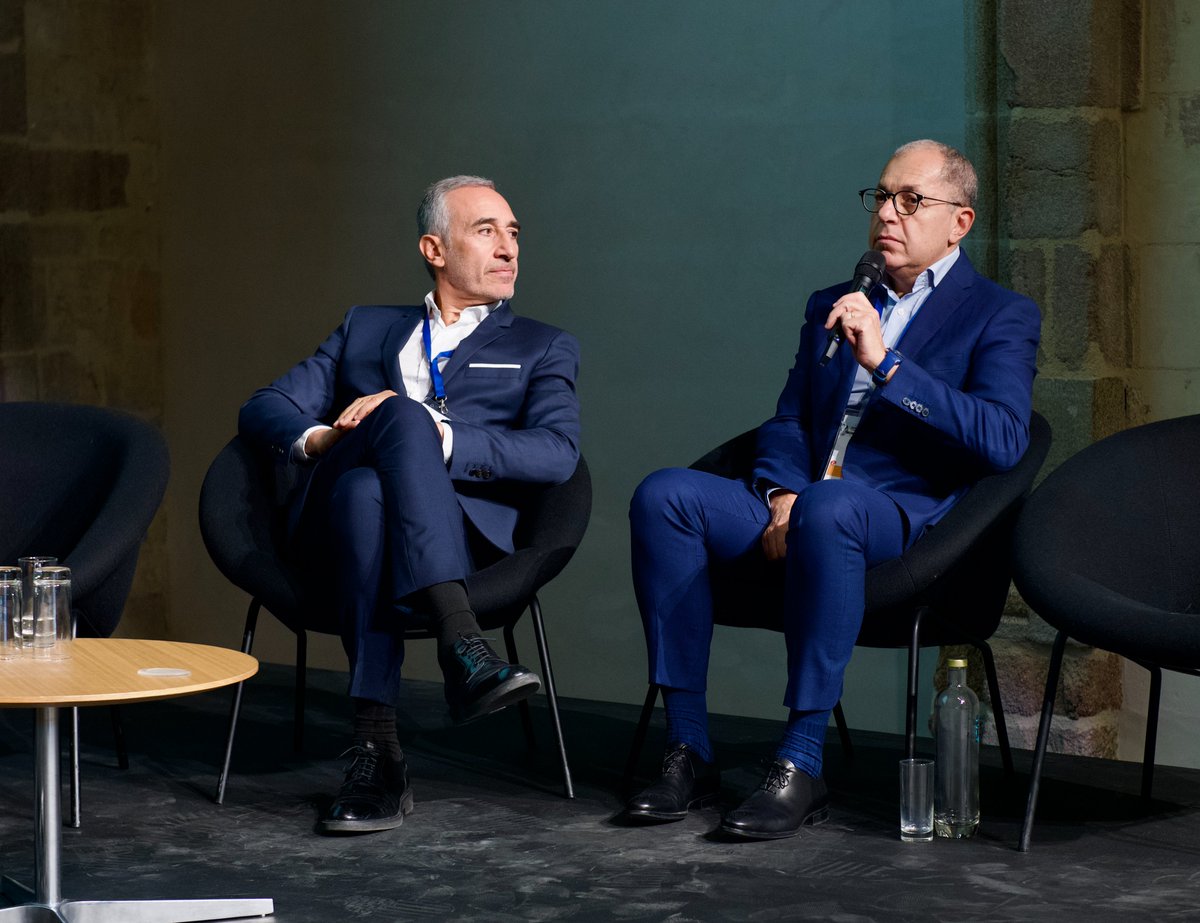 🤖| 3ème conférence sur les technologies comme les #robots ou encore l'#IA avec K. Abassi #NIDEK et M. Assouline #Mikajaki. Pour Pr Massin, "Il faut utiliser l’IA à bon escient et être très vigilant à la différence entre la population test de l’IA et la 
population de patients".