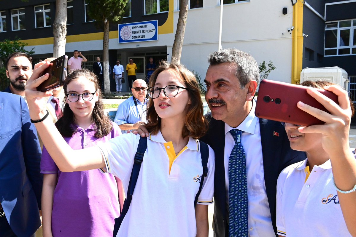 TCSinopValiligi's tweet photo. 📍Mehmet Akif Ersoy Ortaokulu

Milli Eğitim Bakanımız Sayın Yusuf Tekin, Valimiz Dr. Mustafa Özarslan, AK Parti Sinop Milletvekili Dr. Nazım Maviş ile birlikte, Mehmet Akif Ersoy Ortaokulu'nu ziyaret ederek, öğretmen ve öğrencilerimiz ile bir araya geldi.

@Yusuf__Tekin
@mustafaozarslnn
@tcmeb
#Sinop