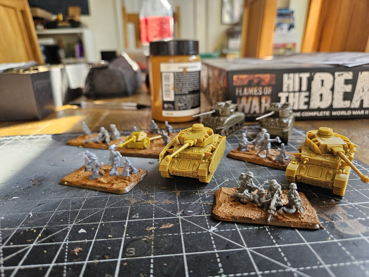 rjh09's tweet image. Using the FOW box and a few other FOW bits to build up some support and tanks for COC and What a Tanker... 

#15mm 
#nobasesfortanks
#spreadthelard