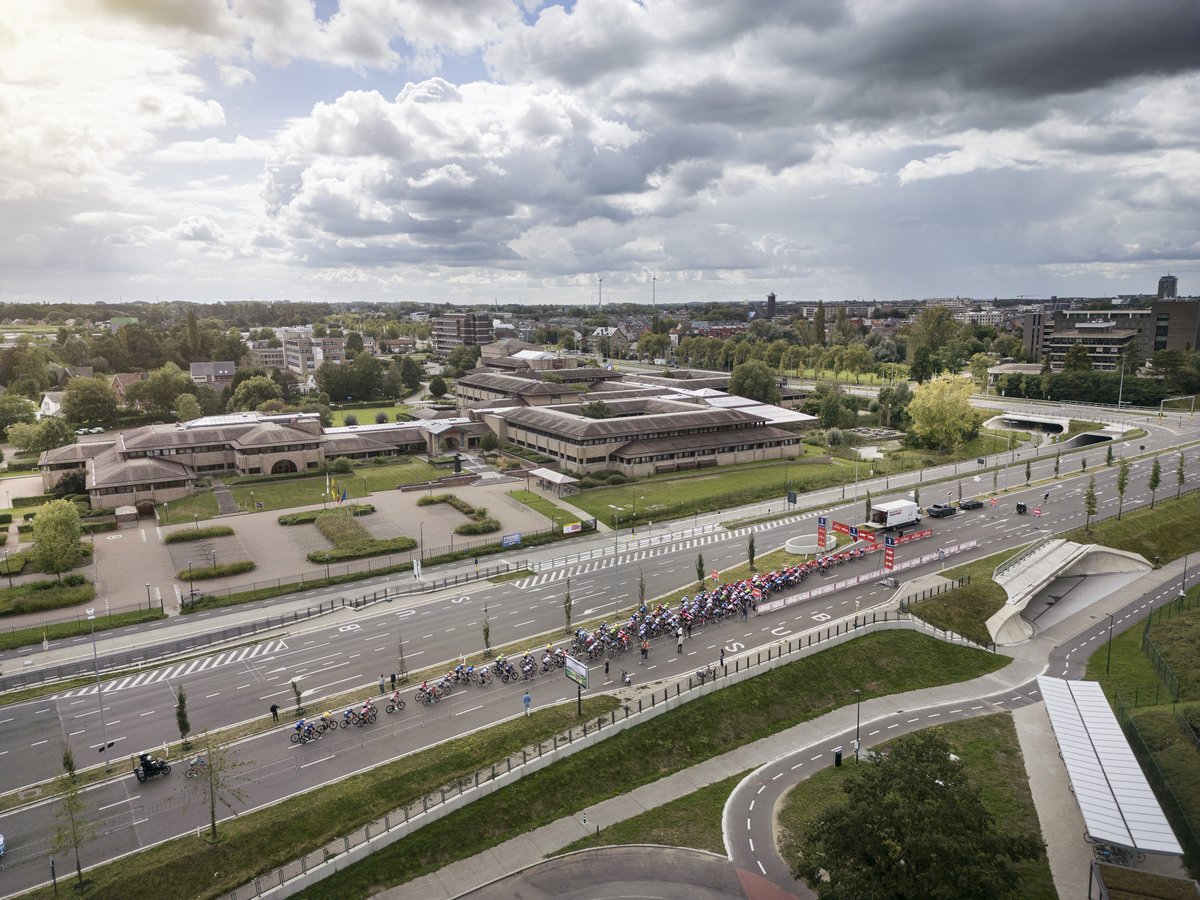 Wielerkoorts rond het provinciehuis! Als trotse gastprovincie klopt ons wielerhart sneller dan ooit. Met trots verwelkomen we de top van het wielrennen, want fietsen zit in ons DNA. #EuroRoad24 #Limburg2024