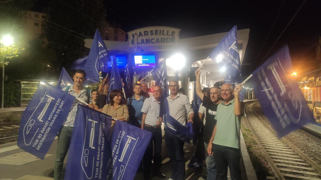 Vendredi dernier, j'ai soutenu l'action de <a href="/Trains_de_Nuit/">Destination trains de nuit</a> à la  gare de la Blancarde avec <a href="/vincent13004/">Vincent ☀️</a>

Pour ➕ de trains de nuit 🚃 et des solutions de mobilité durables, à l'échelle nationale et locale, il est urgent d'investir en faveur de la transition écologique !