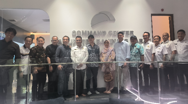 PROGRESIFnews's tweet photo. Komisi I DPRD Jabar Kunjungi Diskominfotik KBB, Bahas Dukungan Command Center KBB https://t.co/JYmFfb7iGr https://t.co/oajFfewuhn