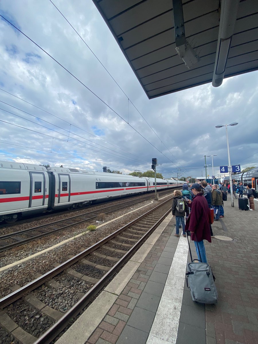 Felix Heilmann (@heilmannfelix) on Twitter photo Bin kein Fan von Bahn-Bashing, aber: Dass ein ICE den Bahnsteig um zwei Gleise verpasst, das hatte ich auch noch nicht. (Übrigens: Unsere neue <a href="/DezernatZ/">Dezernat Zukunft @dezernatzukunft.bsky.social</a>-Analyse öffentlicher Finanzbedarfe deckt auch Modernisierungsbedarfe für die Bahn ab 👉 dezernatzukunft.org/was-kostet-ein…) Bin kein Fan von Bahn-Bashing, aber: Dass ein ICE den Bahnsteig um zwei Gleise verpasst, das hatte ich auch noch nicht. (Übrigens: Unsere neue <a href="/DezernatZ/">Dezernat Zukunft @dezernatzukunft.bsky.social</a>-Analyse öffentlicher Finanzbedarfe deckt auch Modernisierungsbedarfe für die Bahn ab 👉 dezernatzukunft.org/was-kostet-ein…)