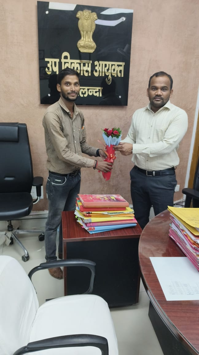 DharemendarP's tweet photo. पूर्व में नालंदा जिले में अपनी प्रशिक्षु में सेवा दे चुके 2020 बैच के IAS अधिकारी श्री श्रीकांत कुंडलिक खांडेकर सर को नालंदा जिला के उप विकास आयुक्त(DDC)बनने पर आज मिलकर बधाई एवं शुभकामनाएं दिया।
.

#administrativenalanda #nalanda #nalandabihar #Biharsharif #DDC https://t.co/WQ5jJniMsI
