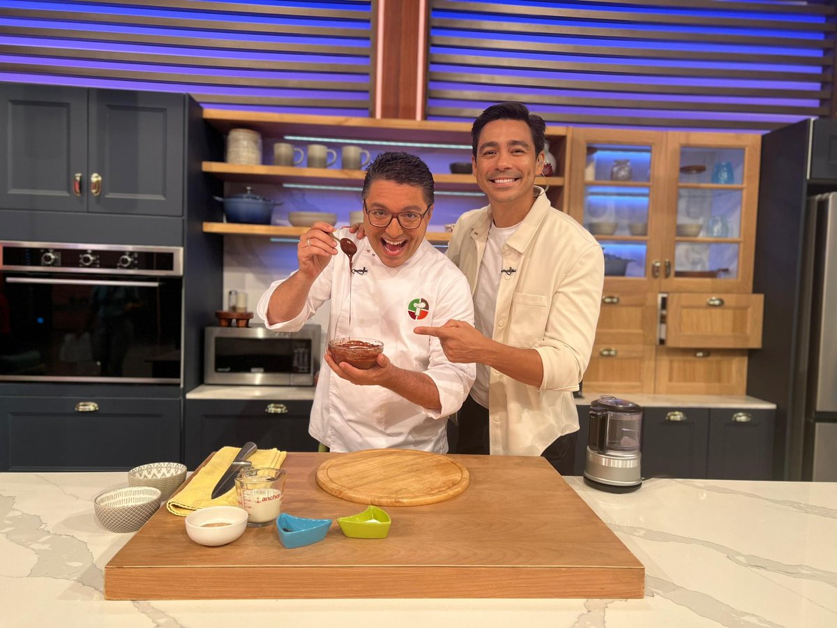 ¡Celebramos el Día Mundial del Chocolate 🍫! Por eso el mago de la cocina <a href="/Merlingessen/">Merlin Gessen</a> 🧑🏻‍🍳 nos enseñará realizar diferentes recetas con este ingrediente 🤤 Descubre a prepararlas conectándote a #VenevisionPlay 📲 get.venevisionplay.com