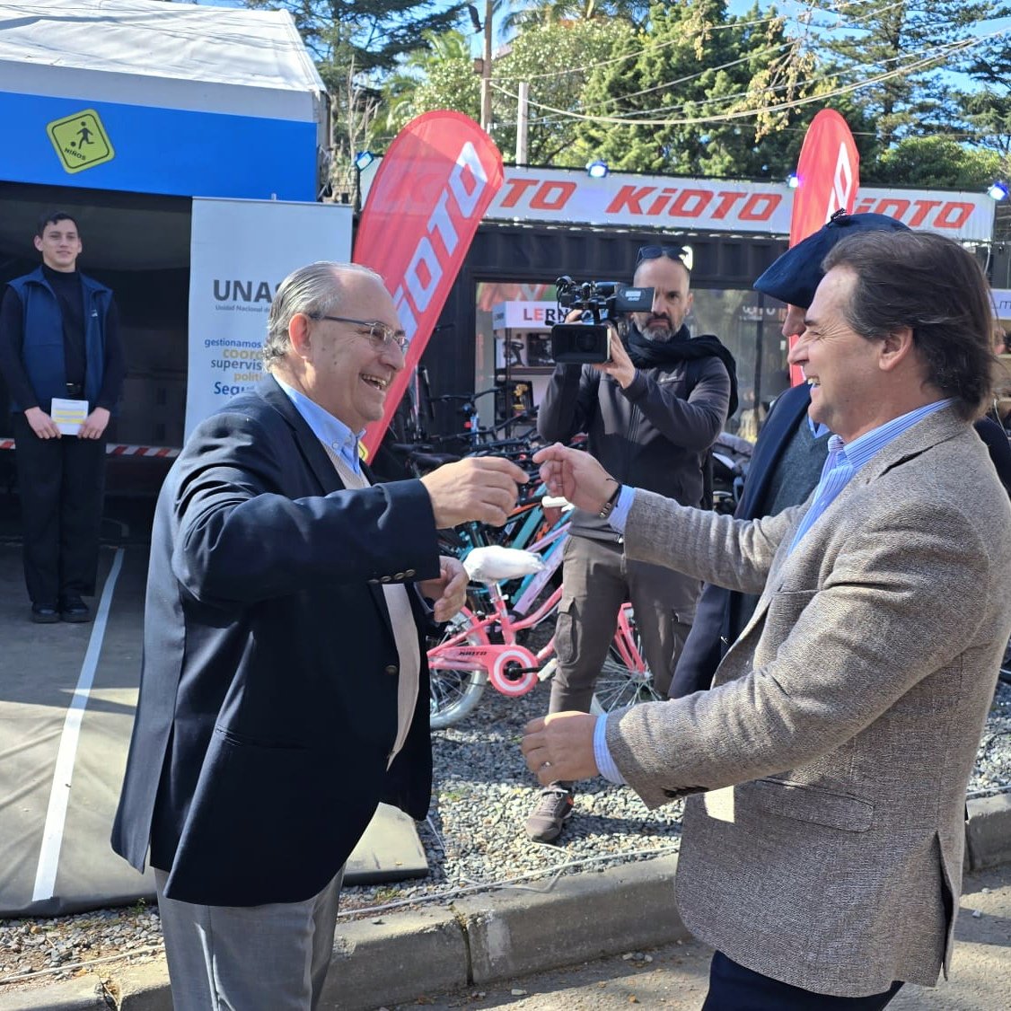 UNASEV's tweet photo. 📌 Un año más el presidente @LuisLacallePou acompaña nuestra propuesta en @ExpoPrado. Fue recibido por el presidente de la Unidad @DraperPraderio quien lo acompañó en el recorrido del stand. 👇 https://t.co/9wD0QCpJb6